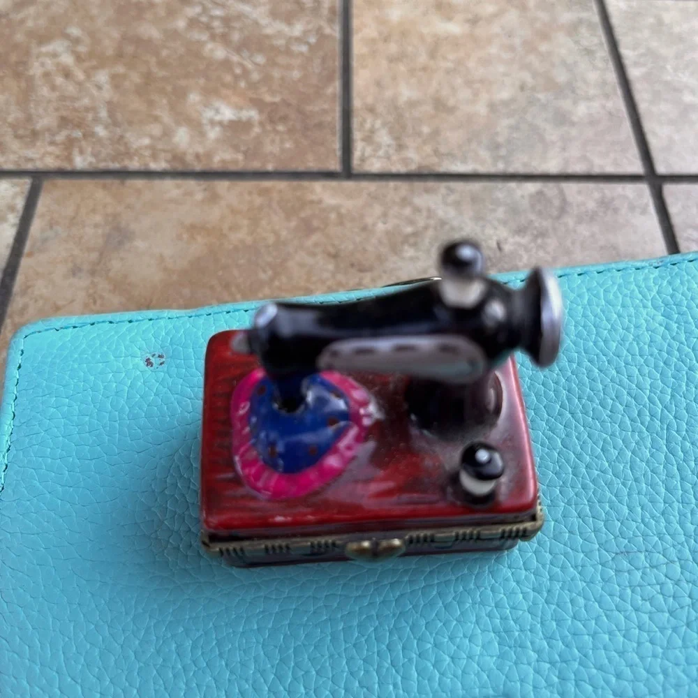 Nomoges Old Fashion Sewing Machine Figural Porcelain Trinket Box